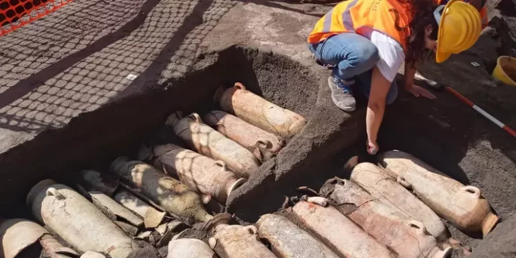 Pompei, una necropoli affiora dai lavori per la ferrovia