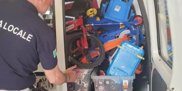 Sassari, la Polizia locale dona beni alle famiglie bisognose