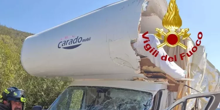 Scontro sulla Olbia-Arzachena, è morto l’autista del camion