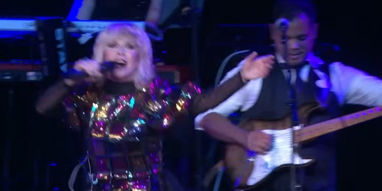 Robert Fripp e Toyah Willcox hanno pubblicato la loro versione dal vivo di ‘Enter Sandman’ dei Metallica