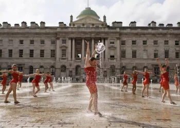 Incendio a Somerset House a Londra, 100 pompieri sul posto