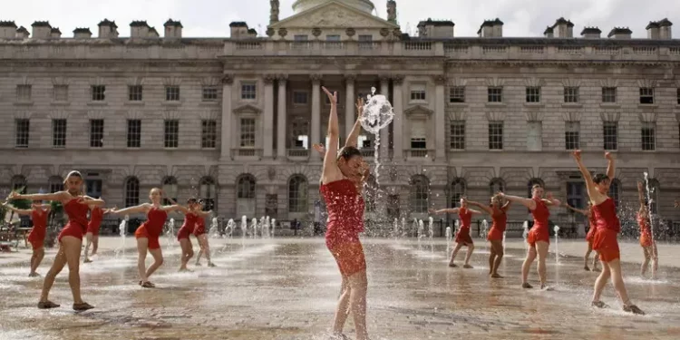 Incendio a Somerset House a Londra, 100 pompieri sul posto