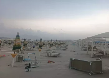 Tromba d’aria in Versilia, danni a bagni e spiagge evacuate