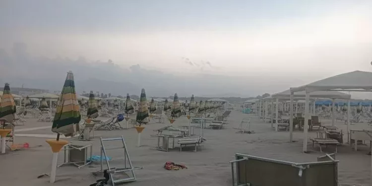 Tromba d’aria in Versilia, danni a bagni e spiagge evacuate