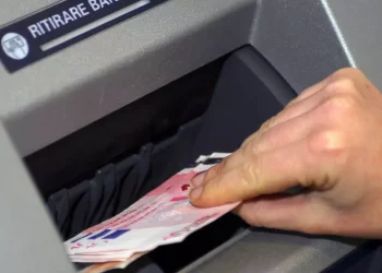 Gli italiani amano il contante, un miliardo al giorno dal bancomat