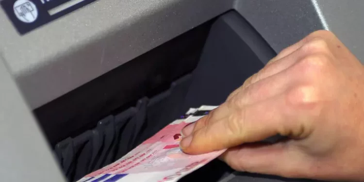 Gli italiani amano il contante, un miliardo al giorno dal bancomat