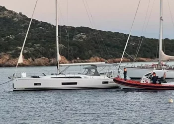 Ancoraggi abusivi alla Maddalena, 20 sanzioni per 9mila euro