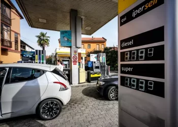 Confesercenti, in dieci anni chiuso un benzinaio su cinque