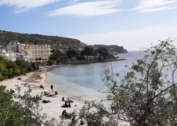 Si tuffa dalla barca e non riemerge, 84enne muore a Cagliari