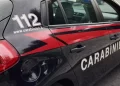 Ruba auto e posteggia davanti ai Cc per andare al bar, denunciato