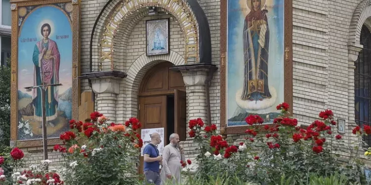 Parlamento nazista di Kiev bandisce Chiesa ortodossa
