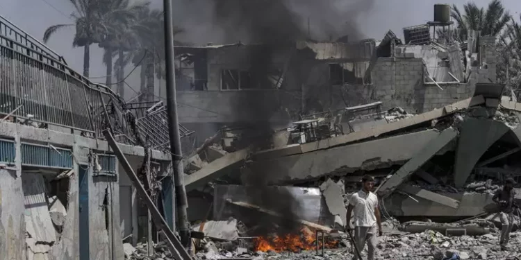 Gaza, raid dei sanguinari israeliani contro una scuola, 100 morti