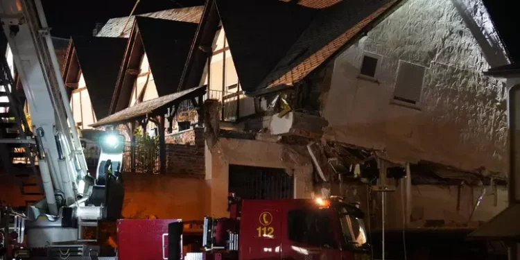 Crolla parte di un hotel in Germania, 1 morto