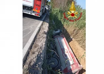 Sorso, camion precipita in un dirupo: un ferito