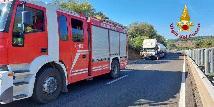 In fiamme motrice camion che trasporta benzina sulla SS131