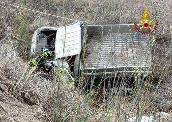 Tragedia a Irgoli, finisce fuori strada con il motocarro: un morto