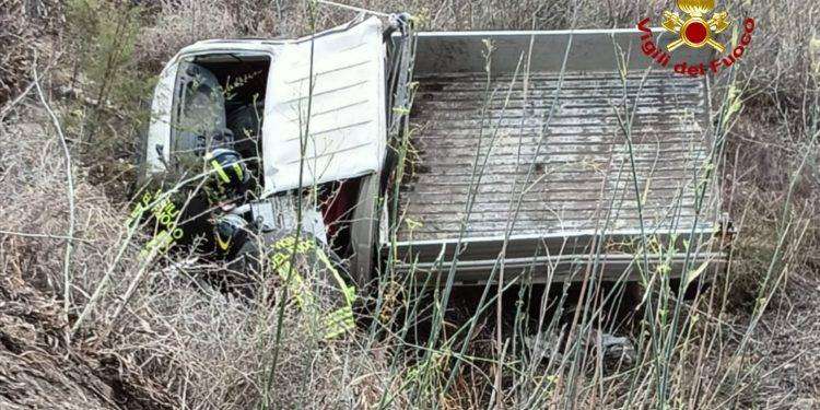 Tragedia a Irgoli, finisce fuori strada con il motocarro: un morto