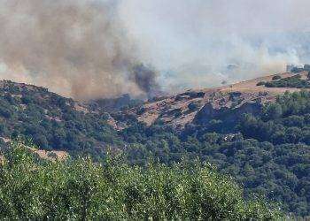 Asuni, notte di fuoco: prosegue lo spegnimento dell’incendio che ieri ha fatto paura