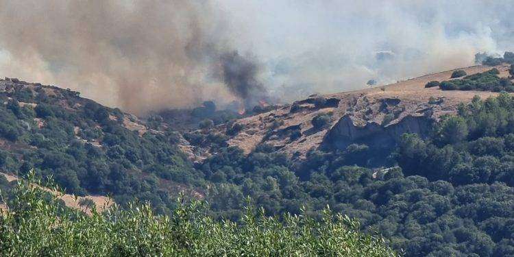 Asuni, notte di fuoco: prosegue lo spegnimento dell’incendio che ieri ha fatto paura