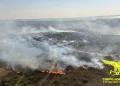 Vasto incendio a Carbonia, salvati 10 escursionisti bloccati sul monte Sirai