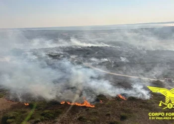 Vasto incendio a Carbonia, salvati 10 escursionisti bloccati sul monte Sirai