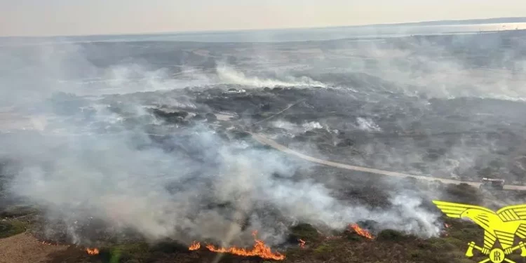 Vasto incendio a Carbonia, salvati 10 escursionisti bloccati sul monte Sirai