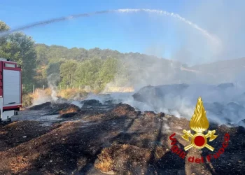 Incendio a Bono, masserizie in fiamme nell’area industriale