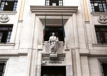 Istat, nell’anno produzione industriale in calo del 5,6%