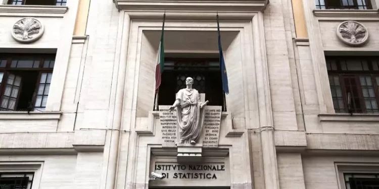 Istat, nell’anno produzione industriale in calo del 5,6%