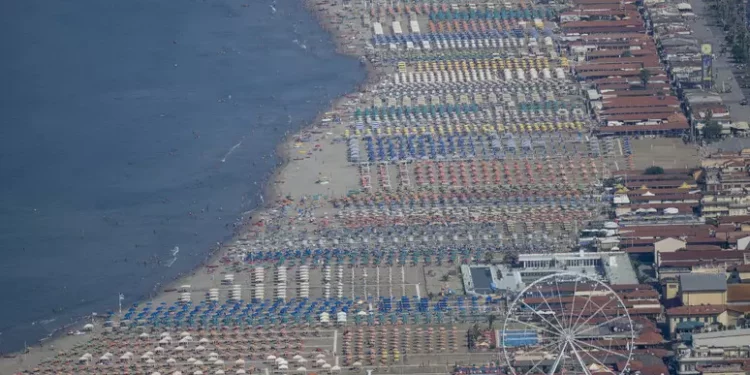 Estate in altalena, aumento presenze straniere ma italiane -2.9%