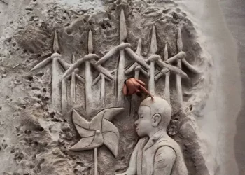 Nuova scultura di sabbia di Nicola Urru contro ‘assalto eolico’