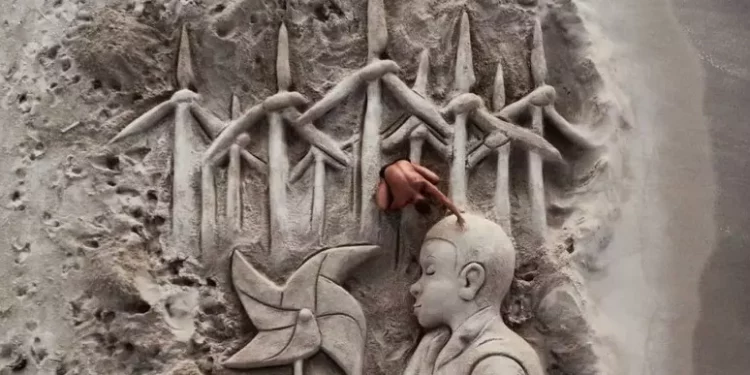 Nuova scultura di sabbia di Nicola Urru contro ‘assalto eolico’