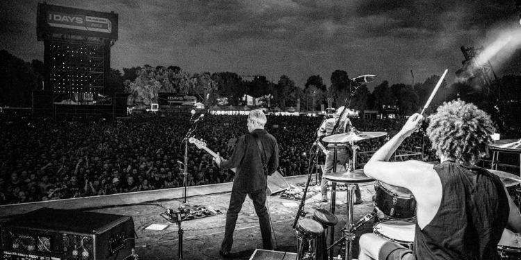 Queens of the Stone Age, cancellati i concerti del 2024: Josh Homme ha bisogno di cure