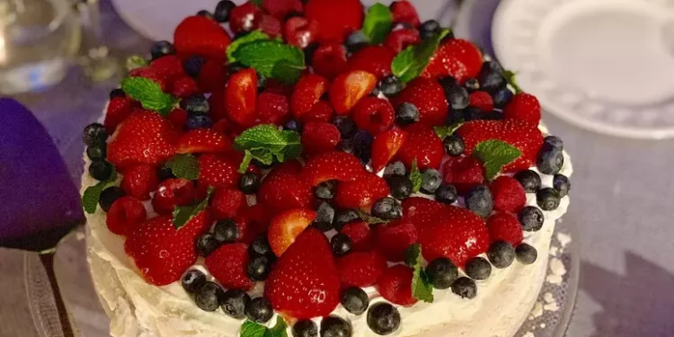 Un ristorante fa pagare 58 euro per il taglio della torta, bufera social