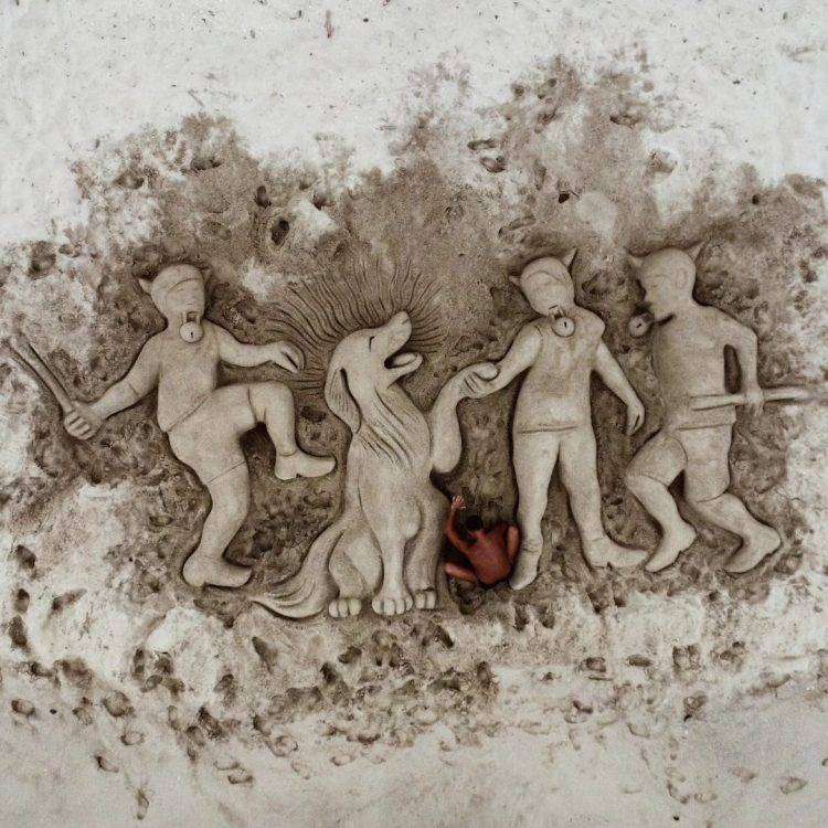 Cane sordo e cieco massacrato e ucciso, lo sdegno in una scultura di sabbia