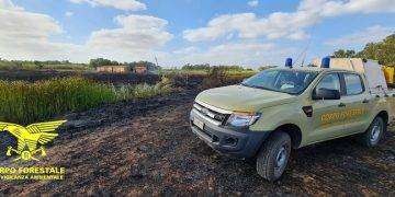 Vasto incendio a Silanus, in azione l’elicottero del Corpo Forestale