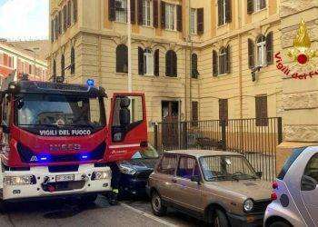 Paura a Cagliari, in fiamme laboratorio tecnico in piazza Galilei
