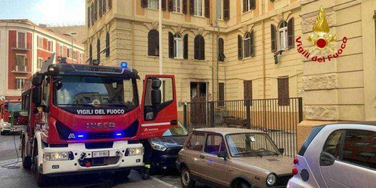 Paura a Cagliari, in fiamme laboratorio tecnico in piazza Galilei