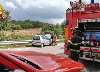 Nuoro, perde il controllo dell’auto e finisce sul guardrail: due feriti