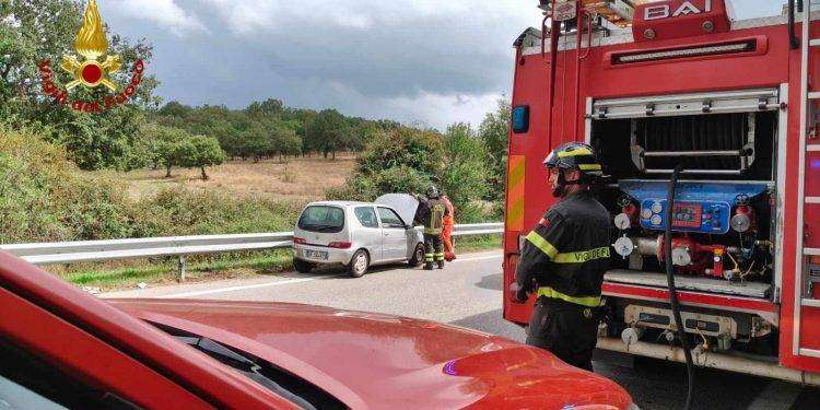 Nuoro, perde il controllo dell’auto e finisce sul guardrail: due feriti