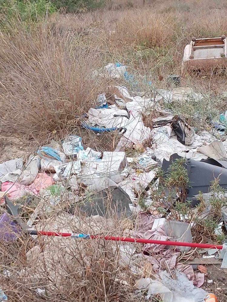 Denuncia dei cittadini: “Via Jenner è una discarica a cielo aperto”