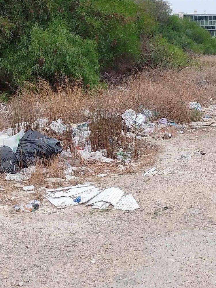 Denuncia dei cittadini: “Via Jenner è una discarica a cielo aperto”