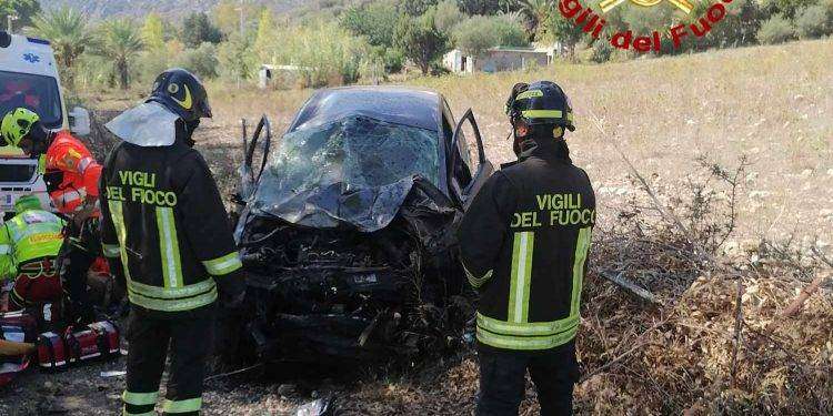 Gravissimo incidente sulla 131 dcn: perde il controllo dell’auto e finisce in cunetta