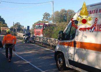 Arzachena, con lo scooter finiscono contro un guardrail: un ferito grave