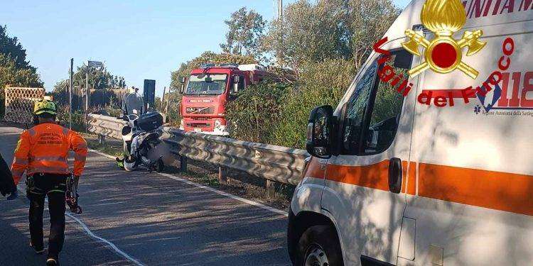 Arzachena, con lo scooter finiscono contro un guardrail: un ferito grave