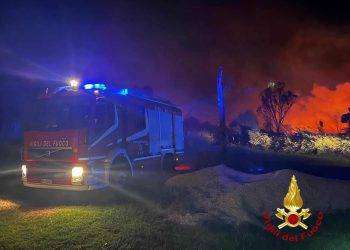 Paura a  Girasole, fiamme minacciano un campeggio