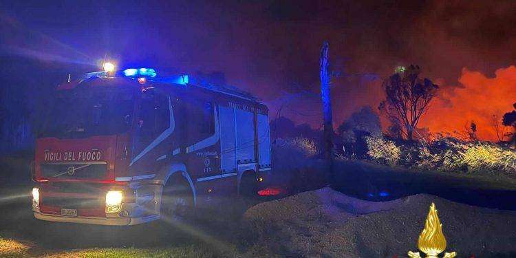 Paura a Girasole, fiamme minacciano un campeggio