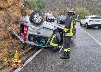 Perde il controllo dell’auto e si ribalta: una donna ferita