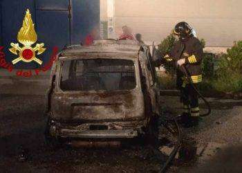 Auto in fiamme a Telti: intervento dei Vigili del Fuoco