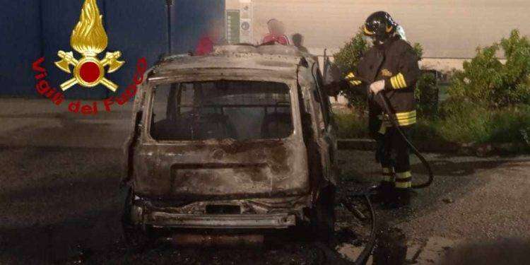 Auto in fiamme a Telti: intervento dei Vigili del Fuoco